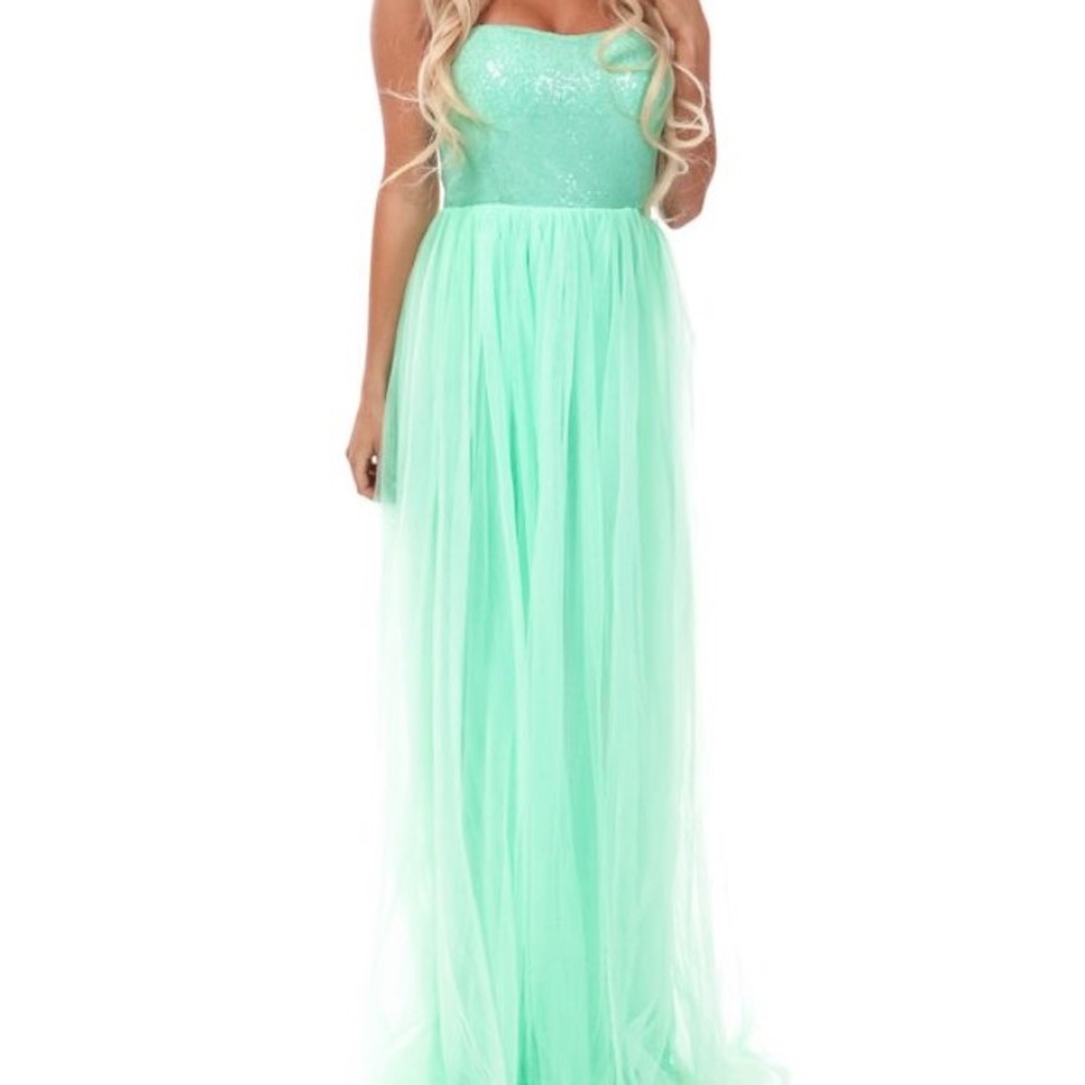 Mint green maxi dress w tags. Size small.